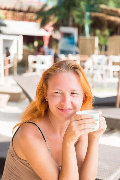 若い女性のビーチでコーヒーを飲んで — ストック写真