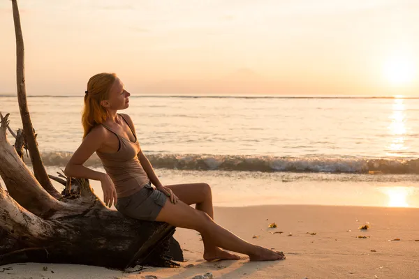 Mujer viendo atardecer —  Fotos de Stock