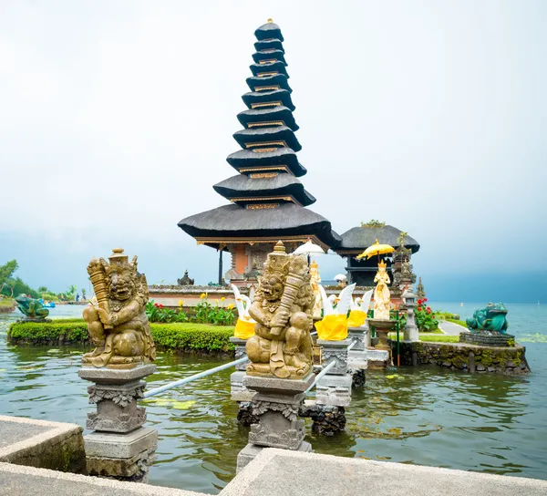 Templo de água no lago Bratan — Fotografia de Stock