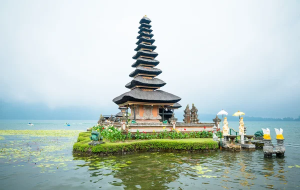Water temple at Bratan lake — Stock Photo, Image
