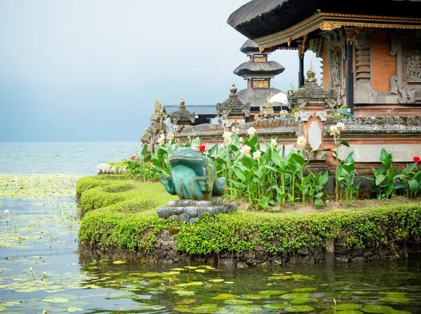 Храм у озера Братан — стоковое фото
