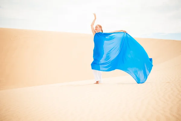 Mujer joven con bufanda azul volador — Foto de Stock