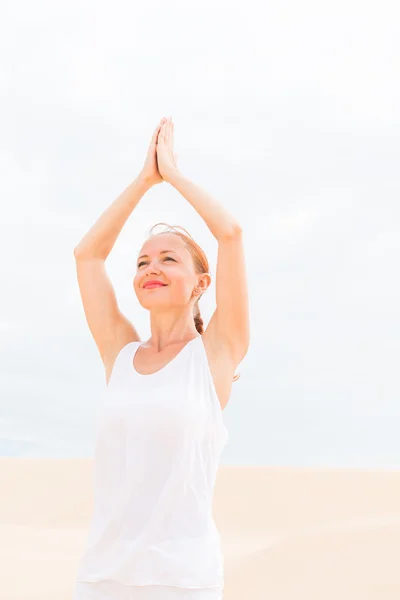 Junge Frau praktiziert Yoga — Stockfoto