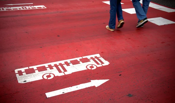 Crosswalk com sinal de ônibus — Fotografia de Stock