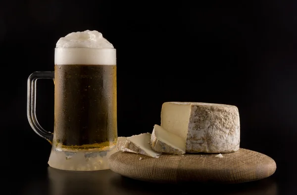 Habzó sör és sajt — Stock Fotó