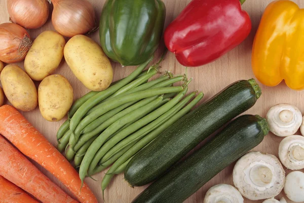 Mixed vegetables on chopping board — Stok fotoğraf