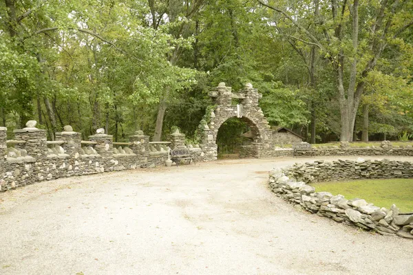 Stenen boog en muur in de omgeving van een park — Stockfoto