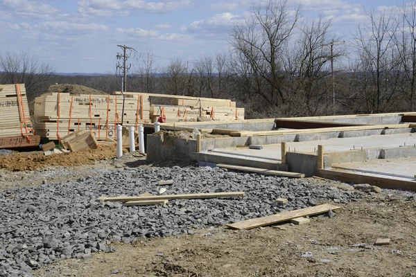 Madera por cimientos de cemento para una nueva construcción de viviendas — Foto de Stock