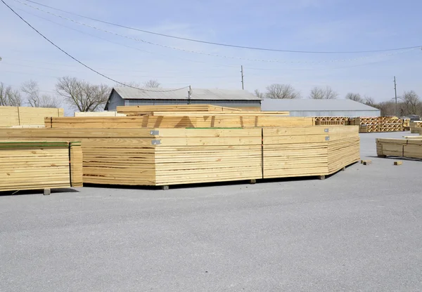 Stapel von Holzböcken — Stockfoto