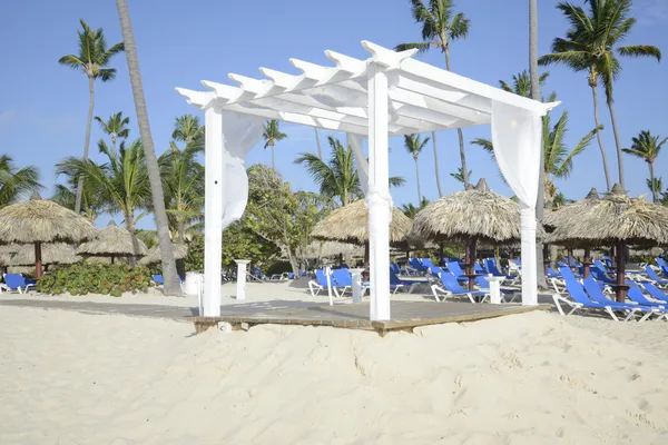 Gazebo de madeira branco em uma praia — Fotografia de Stock