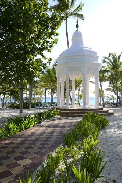 Gazebo branco por uma praia — Fotografia de Stock