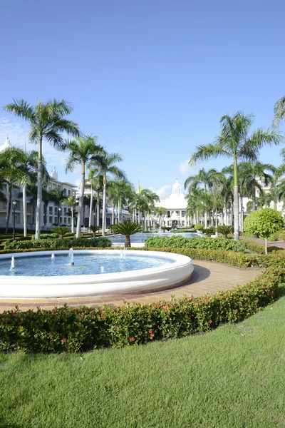 Fuente de agua en un complejo tropical — Foto de Stock