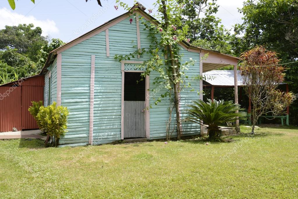 Típica casa de familia en la República Dominicana — Foto de stock