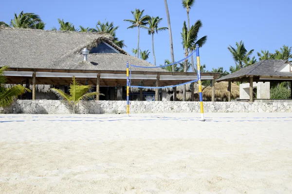 Rede de vôlei em uma praia tropical — Fotografia de Stock