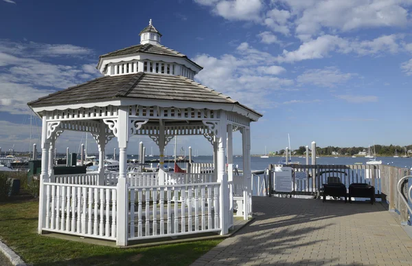 White gazebo by a harbor in the early morning — Stock Photo, Image