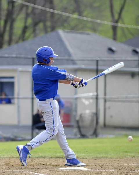 Batedor de beisebol adolescente — Fotografia de Stock