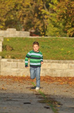 sonbahar parkta oynayan çocuklar