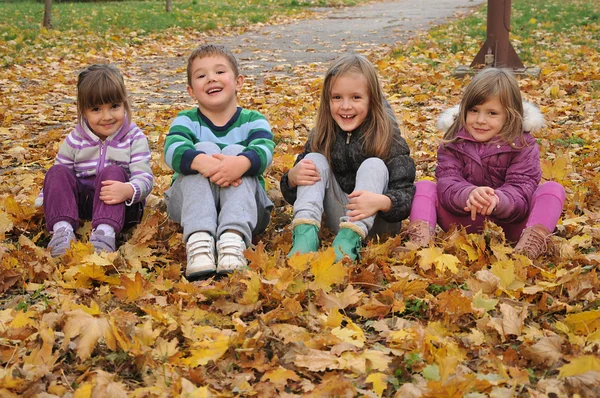 Sonbahar parkta oynayan çocuklar — Stok fotoğraf