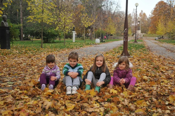 Enfants jouant dans le parc d'automne — Photo