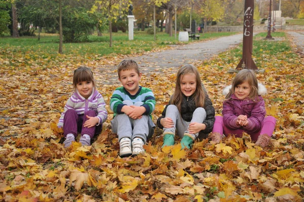 Crianças brincando no parque de outono — Fotografia de Stock