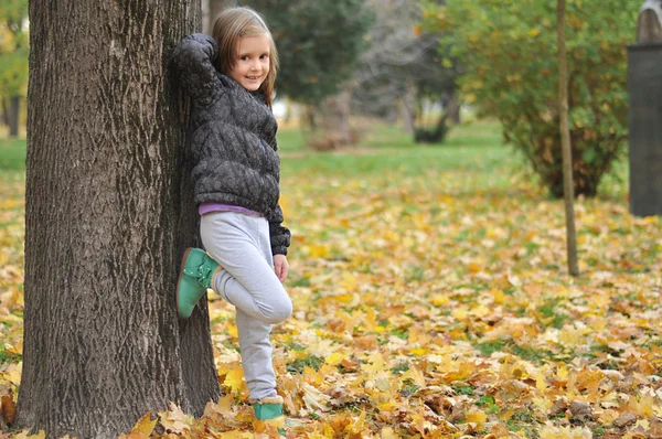 Enfants jouant dans le parc d'automne — Photo