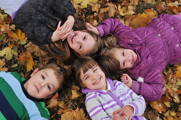 Kids playing in the autumn park — Stock Photo, Image