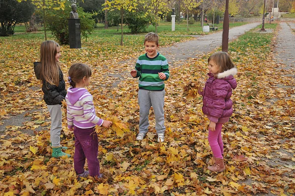 Kids playing in the autumn park — Stock Photo, Image