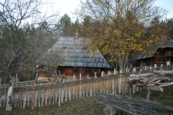 Altes und traditionelles Holzhaus — Stockfoto