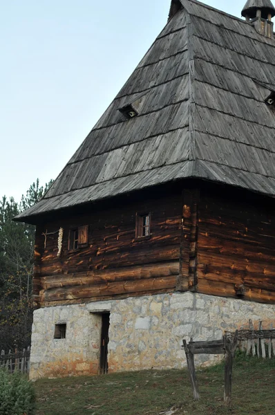 Vecchia e tradizionale casa in legno — Foto Stock