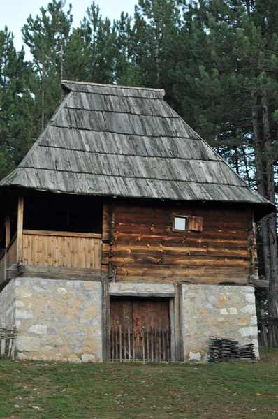 Старий і традиційний дерев'яний будинок — стокове фото