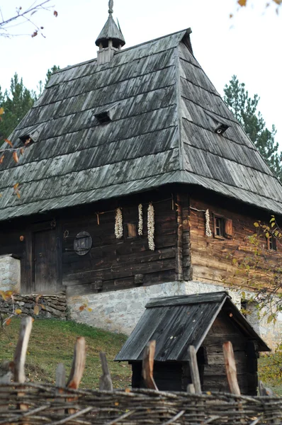 Старий і традиційний дерев'яний будинок — стокове фото