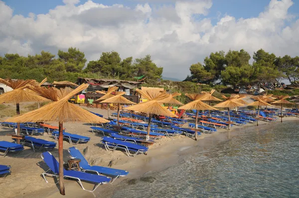 Spiaggia sulla località mediterranea — Foto Stock