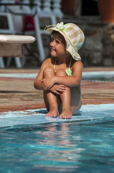 Glad liten tjej i poolen — Stockfoto