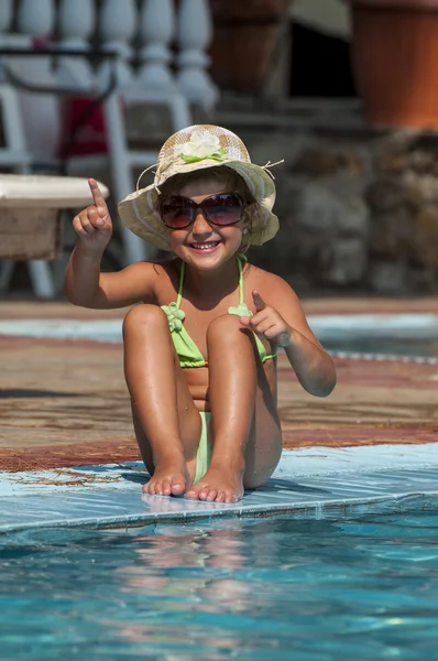 Yüzme havuzunda mutlu küçük kız — Stok fotoğraf