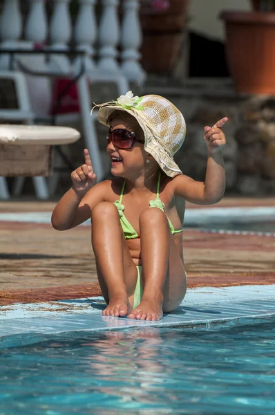 Счастливая маленькая девочка в бассейне — стоковое фото