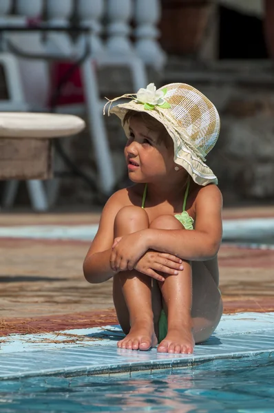 Glad liten tjej i poolen — Stockfoto