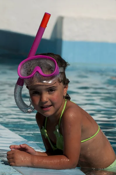 ダイビングのマスクを持つ少女 — ストック写真