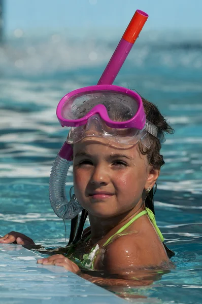 Ragazzina con maschera per immersioni — Foto Stock