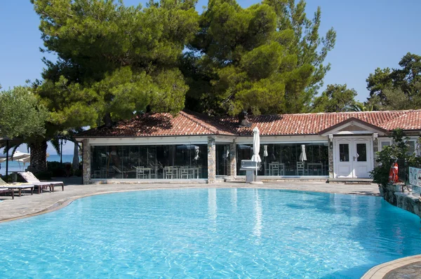 Piscina di lusso nell'hotel tropicale — Foto Stock