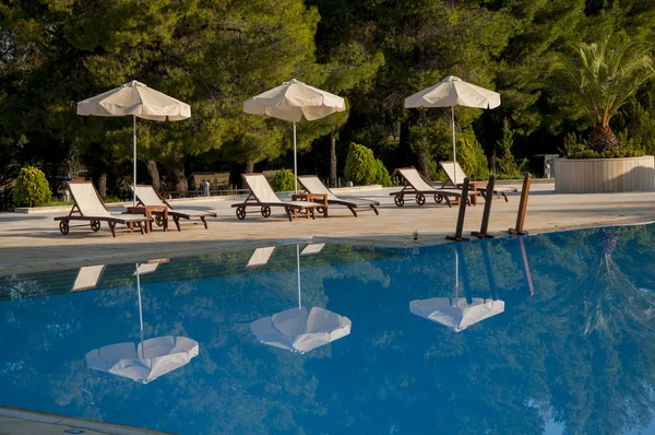Lyxig pool i det tropiska hotellet — Stockfoto
