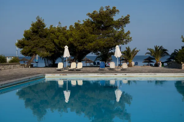 Piscina di lusso nell'hotel tropicale — Foto Stock