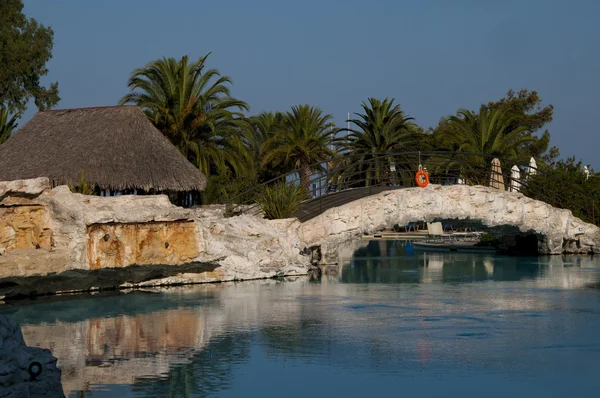 Lyxig pool i det tropiska hotellet — Stockfoto