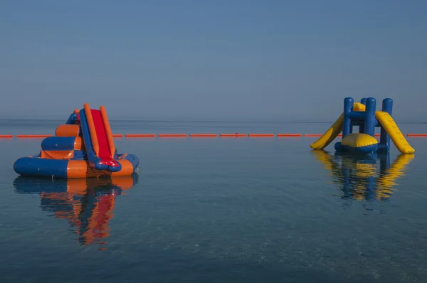 Aire de jeux pour enfants sur l'eau — Photo