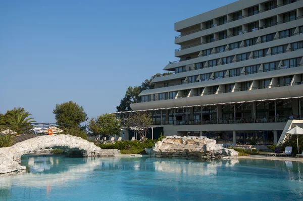 Piscina di lusso nell'hotel tropicale — Foto Stock