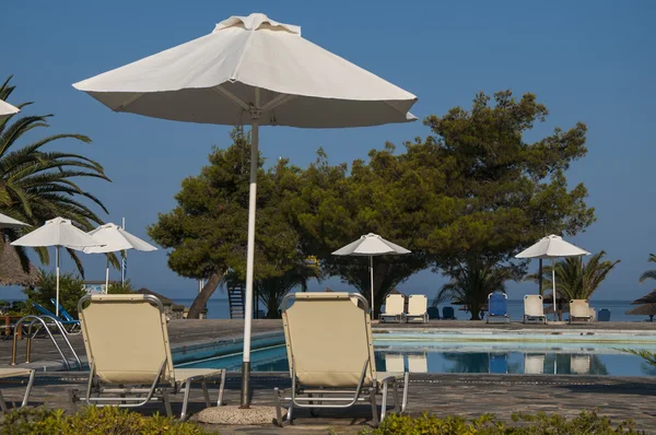 Luxe zwembad in het tropische hotel — Stockfoto