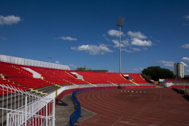 stadyumda kırmızı koltuk