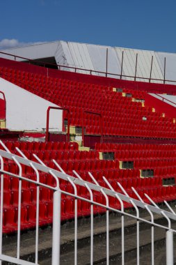 stadyumda kırmızı koltuk