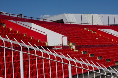 stadyumda kırmızı koltuk