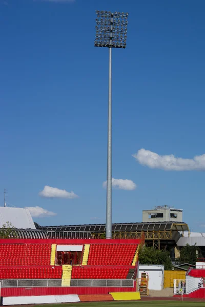 Rote Sitze im Stadion — Stockfoto