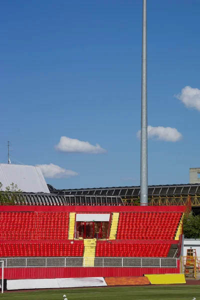 Rote Sitze im Stadion — Stockfoto